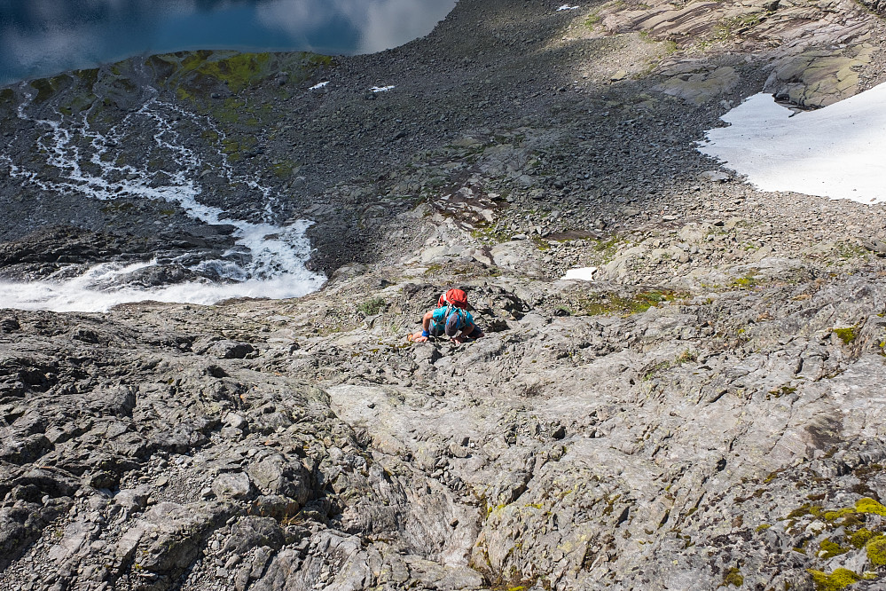 Far klyver seg opp den bratteste delen av svaene