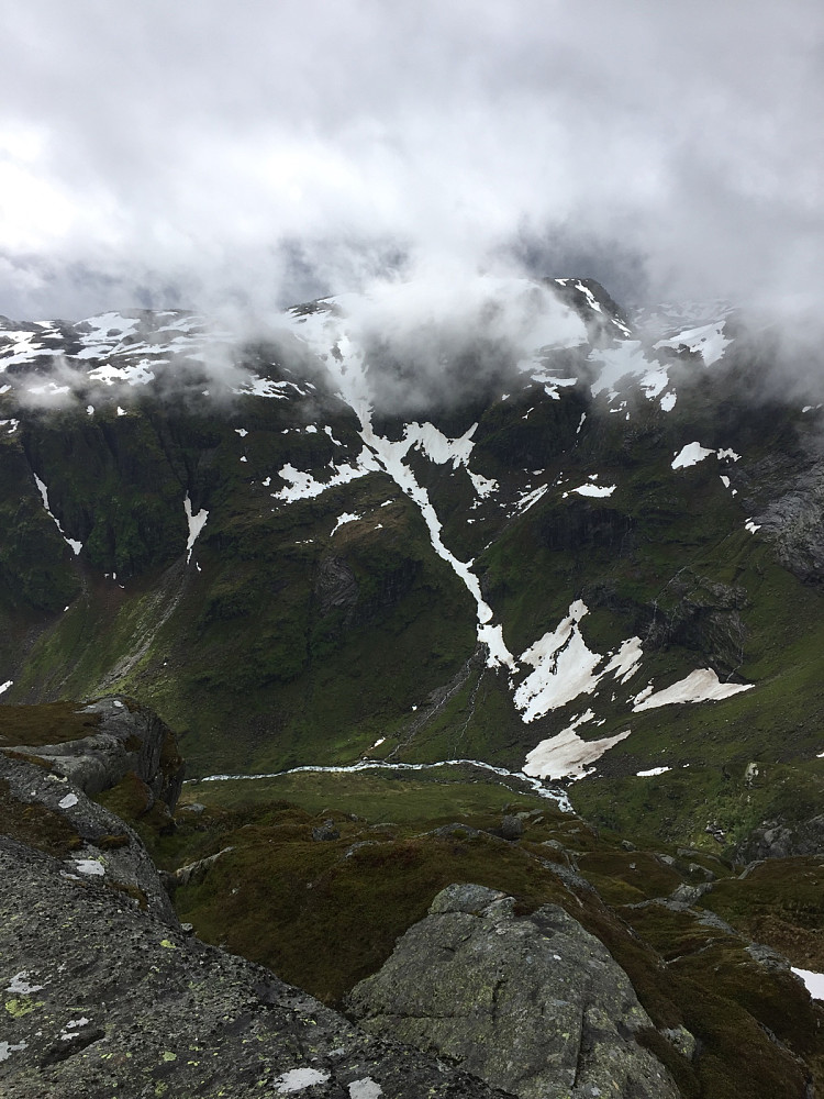 Utsikt fra toppen mot Vossadalen og Gråtindane
