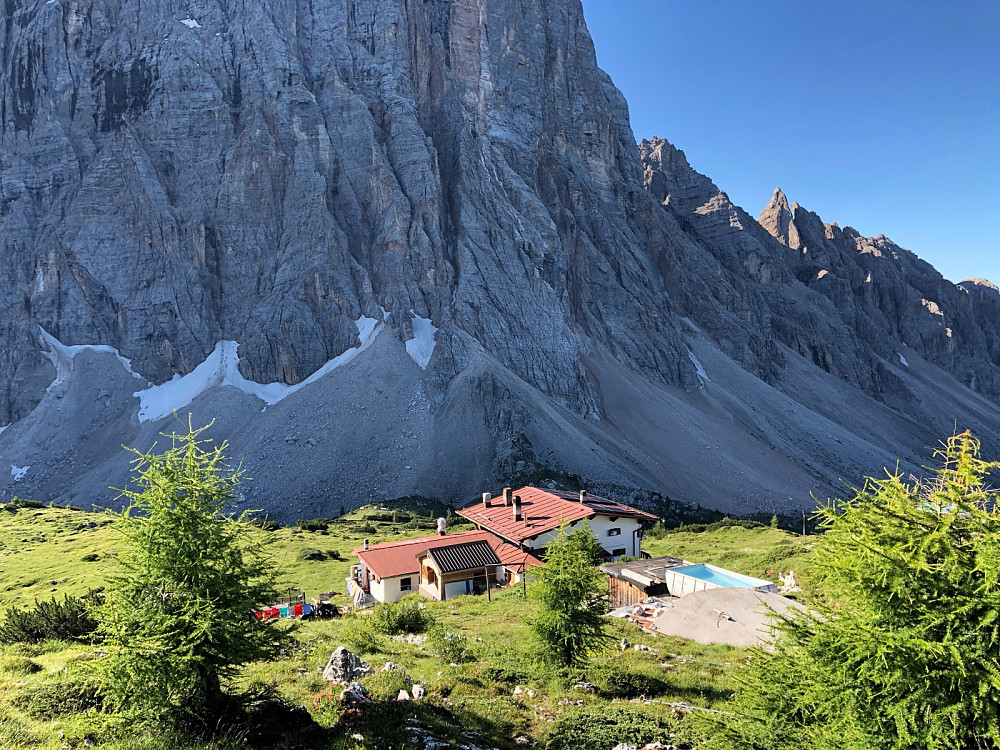Rifugio Attilio Tissi med litt av Monte Civetta i bakgrunnen