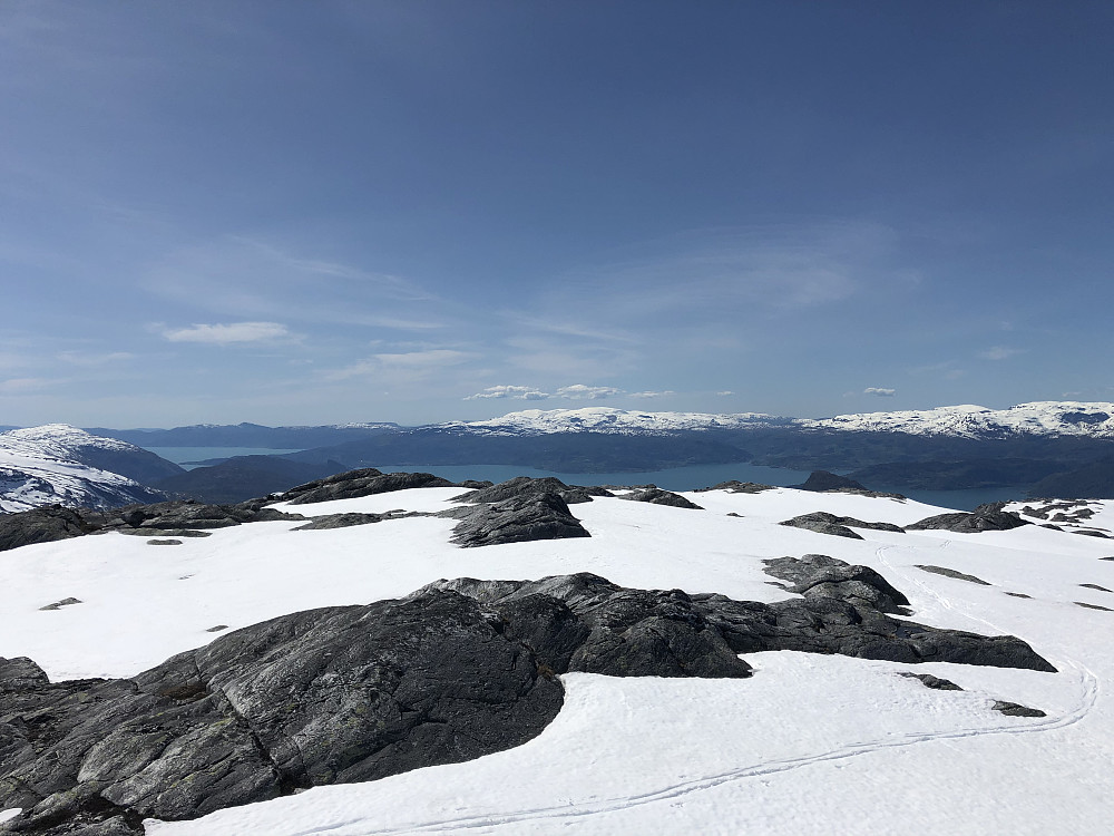 Utsikt fra toppen i retning Hardangerfjorden og Vesoldo