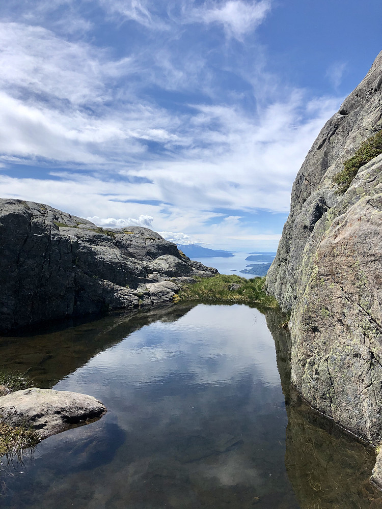 Idyllisk plass like før klyvingen opp mot Middagsnuten