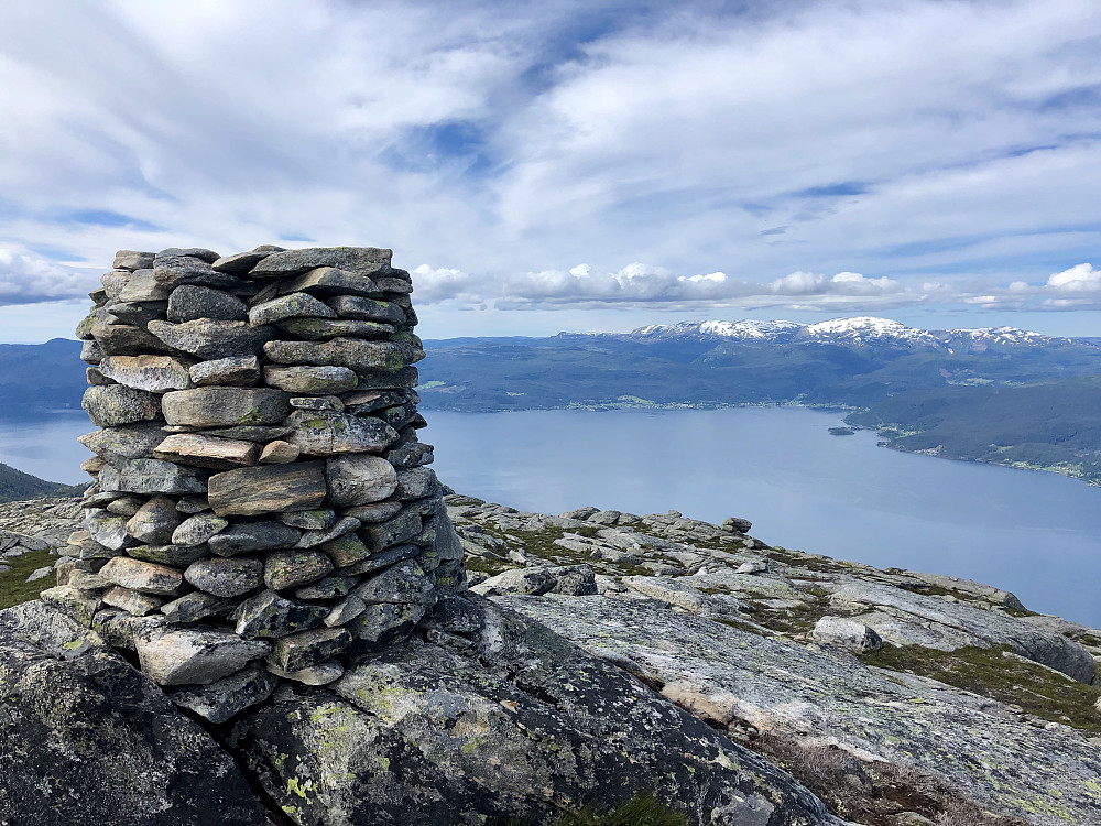 Daurmålsnuten. Tveitakvitingen i bakgrunnen.