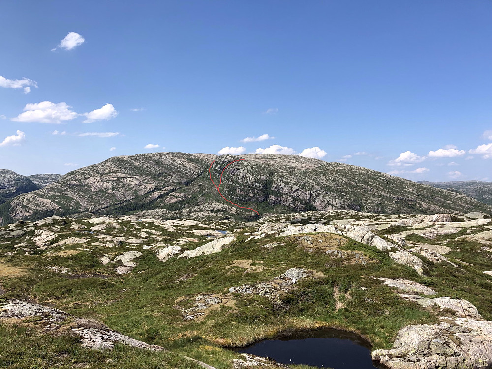 Horga sett fra Råsefjellet. Ruten jeg gikk opp (til venstre) og ned (til høyre). Hadde vært adskillig bedre å gå opp enda litt lenger til venstre, på andre siden av den tydelige kløften (elven).