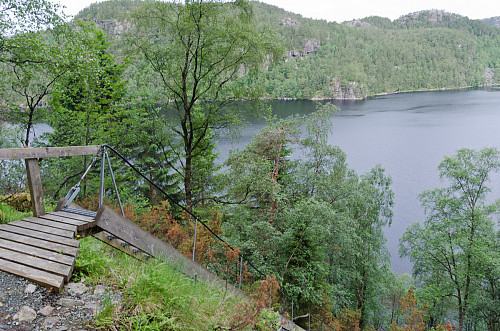 Første trappen opp fra kraftverket ved Osvatnet