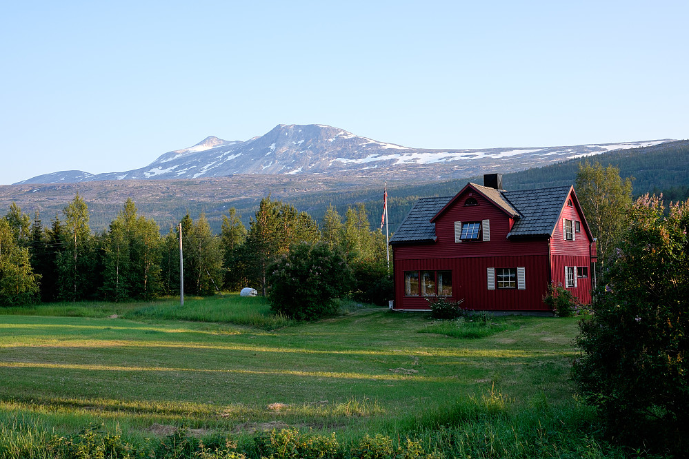 Ølfjellet sett fra E6 (toppen til venstre)