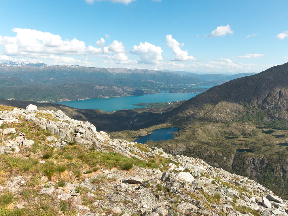 Oppover ryggen mot Søre Gullfjelltoppen. Utsikt mot Samnangerfjorden.