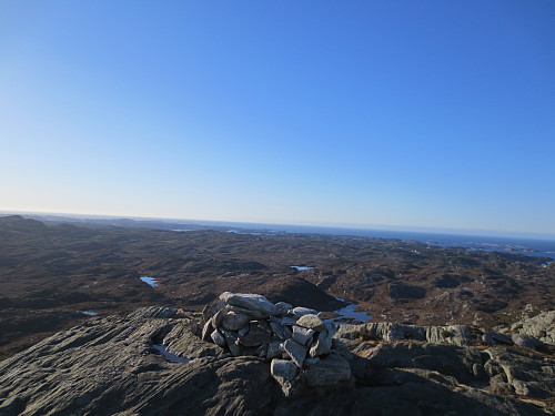 Toppen av Spjeldsfjellet, 166 moh. Flott utsikt, men noe kald vind denne søndagen i februar.