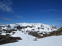 Oppe det første bratte partiet fra toppen av skitrekket. Tindafjellet, 940 moh i bakgrunnen.