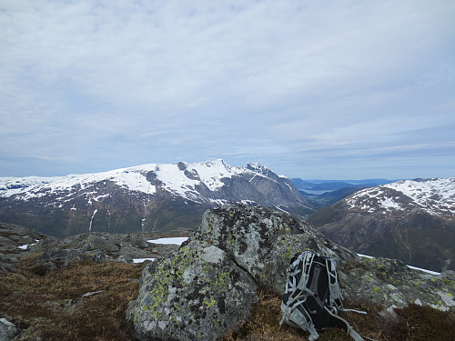 Toppen av Tindafjellet, 940 moh. Ulvanosa i bakgrunnen.