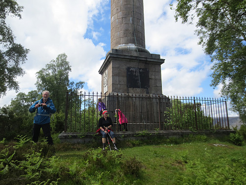 Toppen av Torr Alvie, 358 moh. Duke of Gordon monument.