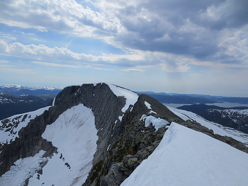 Utsikt fra toppen av snøskavlen mot Ulvanosa (1246 moh).