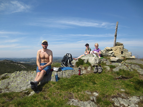 Undertegnede og jentene på toppen av Vardafjell, 164 moh.