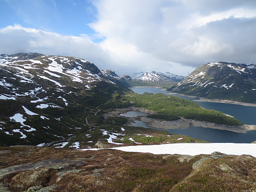 Utsikt inn Valldalen mot Grytingstøl og Åsen.