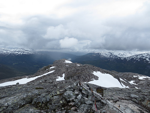 Toppen av Øvsthusnipa, 1259 moh. Utsikt mot vestkammen.