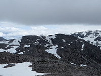 "V for Stangahøgdi" sett fra Øvsthusnipa. Toppen til høyre er sørtoppen.