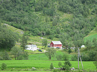 Gården på sørsiden av Stordalselva. Her sluttet stien (da var den blitt til traktorvei) og jeg måtte gå tvers gjennom gårdsbruket.