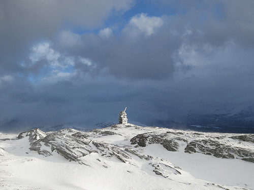 Toppen av Gravdalshorga, 673 moh, med dramatisk himmel i bakgrunnen.