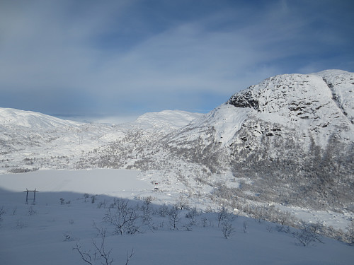 Utsikt ned nordkammen. Nystølen midt i bildet. Smørstakken bak (1115 moh). 