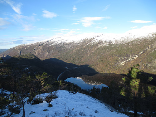 Utsikt ned mot europaveien. Austlendingen-massivet i bakgrunnen.