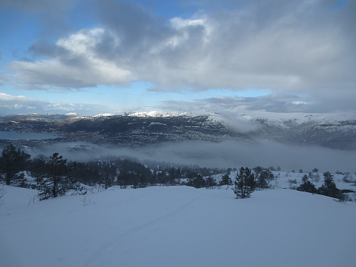 Varierende skydekke, men godt med snø på nordsiden av fjellet.