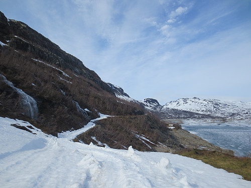Stort sett snø på bilveien, men skiene måtte av en god del steder. Legg merke til hvor lite vann det er i Valldalsvatnet. 