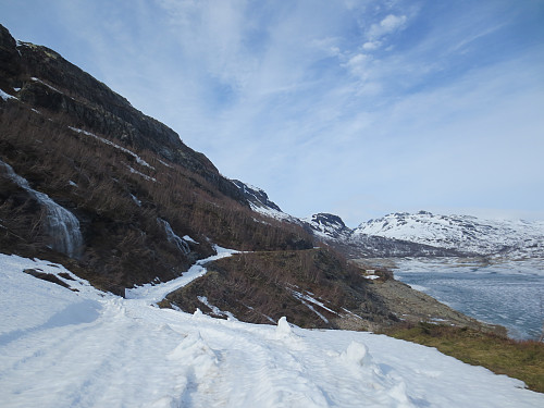 Stort sett snø på bilveien, men skiene måtte av en god del steder. Legg merke til hvor lite vann det er i Valldalsvatnet.