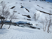 Trossovdalselva var åpen mange steder, men ikke noe problem å finne en solid snøbro lenger oppe i dalen.