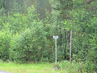 Skiltet og merket sti mot Bergsviksetra.