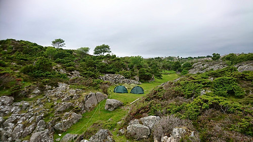 Kalsundet er et finfint sted for telting... Kun 3-400 meter fra p-plass.