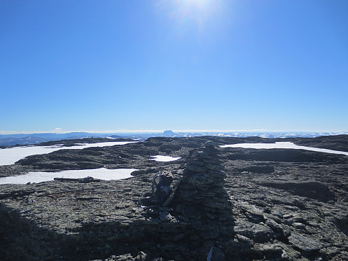 Toppen av Træshødi, 1684 moh. Utsikt øst mot Hårteigen.