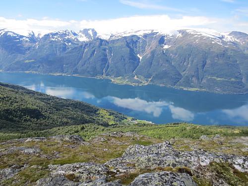 Fantastisk utsikt ned i Sørfjorden. Her fra ca 1080 moh.