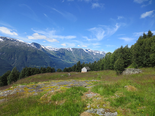Fitjasete, 740 moh. Litt vanskelig å finne stien videre herfra. Let i nærheten av elven.