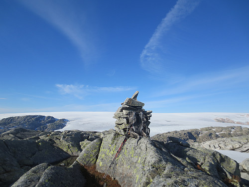 Toppen av Inste Botnanuten, 1322 moh. Flott utsikt mot Folgefonna.