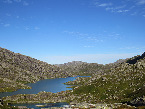 Veien ut langs Blådalselva og Midtbotnavatnet.