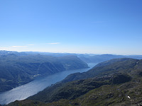 Utsikt ut Åkrafjorden.