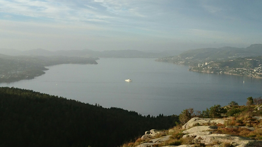 Kystvakten på blikk stille Byfjorden.