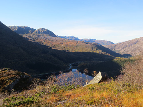 Flotte høstfarger i Sørdalen (E134). Skrumsnuten, 1132 moh, til venstre i bildet.