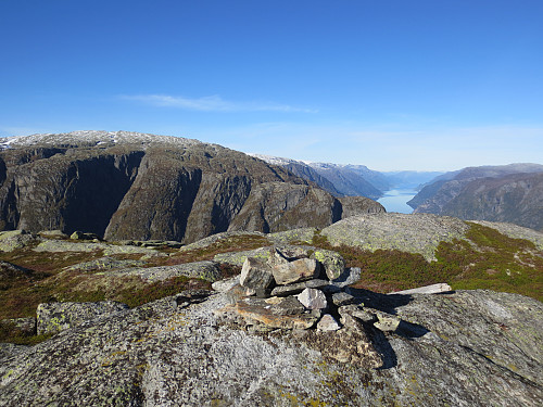 Toppen av Jordalsnuten, 1043 moh. Ikke den mest imponerende varden, men utsikten var det ingenting å si på...