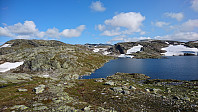 Endelig har jeg fått øye på dagens siste mål: Utløpet av Hattasteinsvatnet. Her skulle jeg bli i to netter.