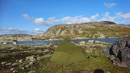 Camp og fjellidyll ved Hattasteinsvatnet.