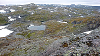 Bratt og "hyllete" terreng. Vanskelig å vite hvor en skal gå ned når man kommer ovenfra.