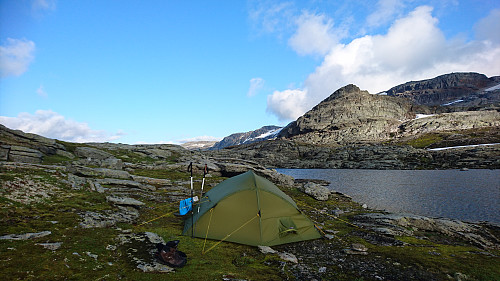 Flott teltplass. Slokavarden (1352 moh) i bakgrunnen.