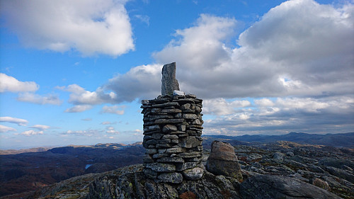 Toppen av Storevassegga, 1044 moh, i liten kuling!