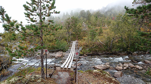 En hengebro på oppsiden av Tjørnadalsfossen.