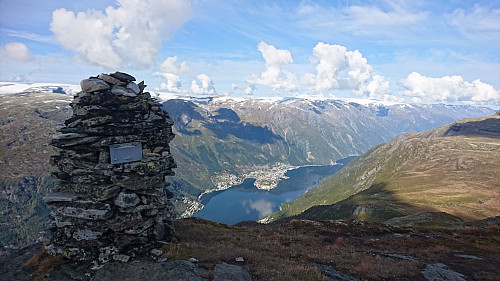 Utsikt mot Odda fra Rossnos, 1407 moh.