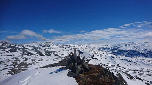 Toppen av Vatnasetnuten, 995 moh. Utsikt mot Ruklehaugnuten. 