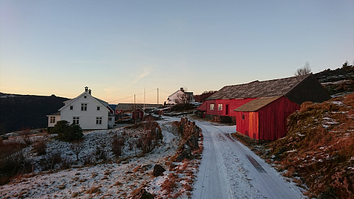 Storset ligger utrolig fint til med fantastisk utsikt mot blant annet Hindnesfjorden.