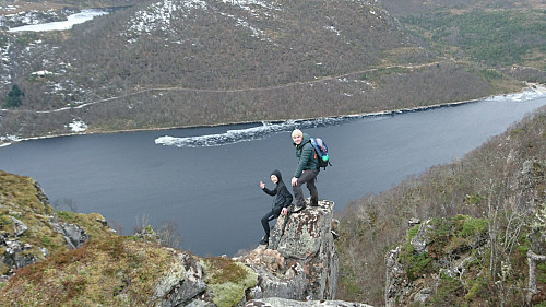 Det poseres på litt skumle steder. Her ovenfor Gjersetvatnet.