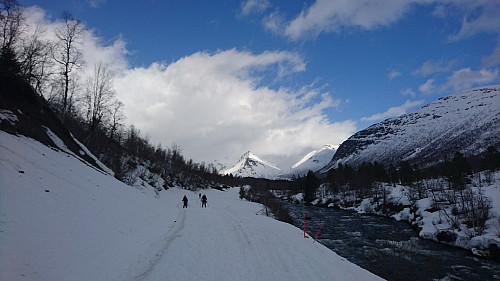 Start fra Almås og oppover dalen mot skisenteret.