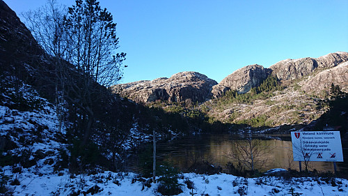 Stien deler seg i to ved drikkevannet. Rett frem mot Eldsfjellveten.